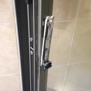 reparar cerradura puerta aluminio