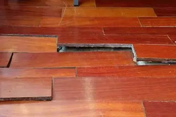 como arreglar tarima levantada